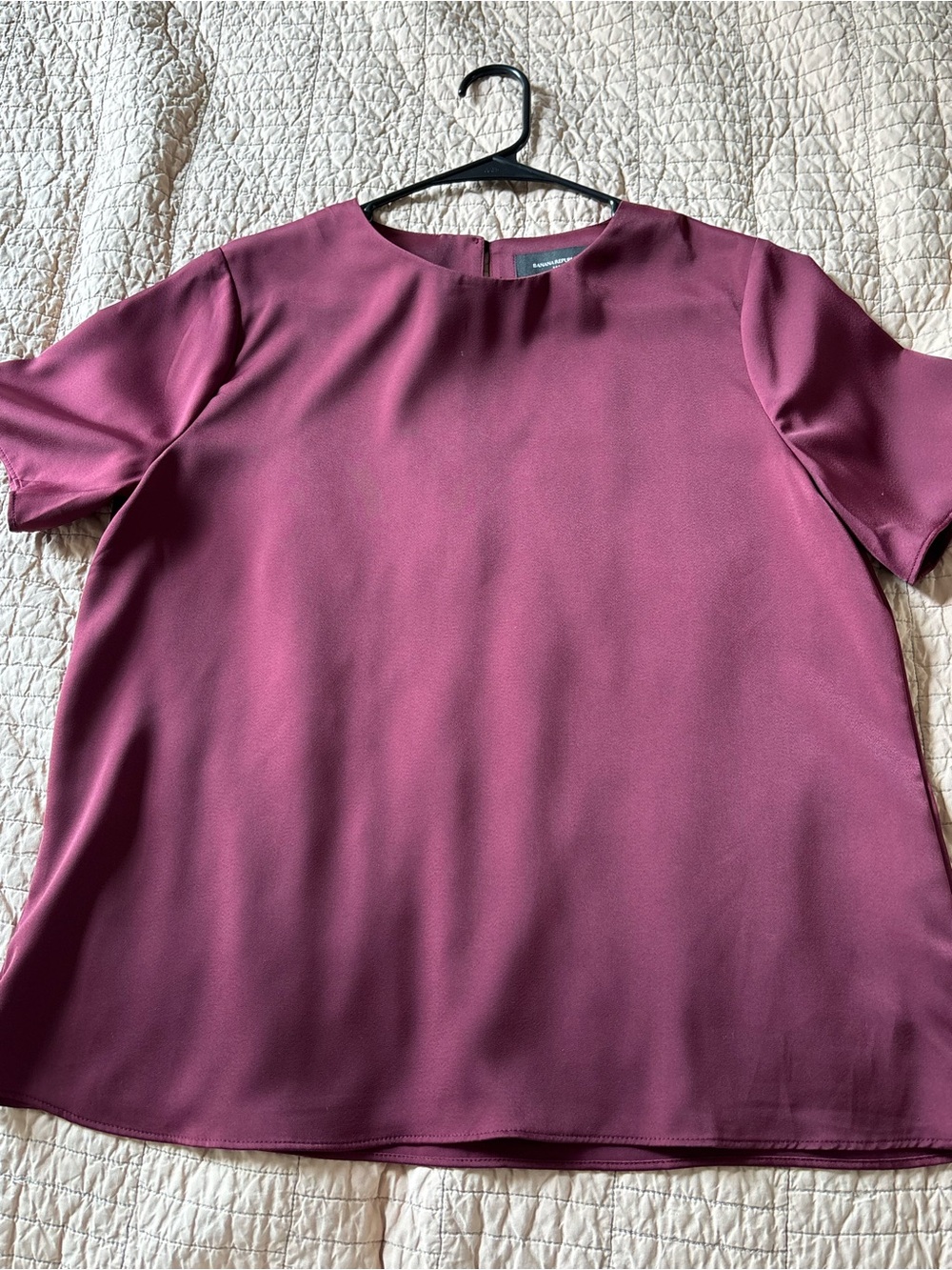 Banana Republic Factory Women's Short Sleeve Silky Blouse in Burgundy - Picture 5 of 6